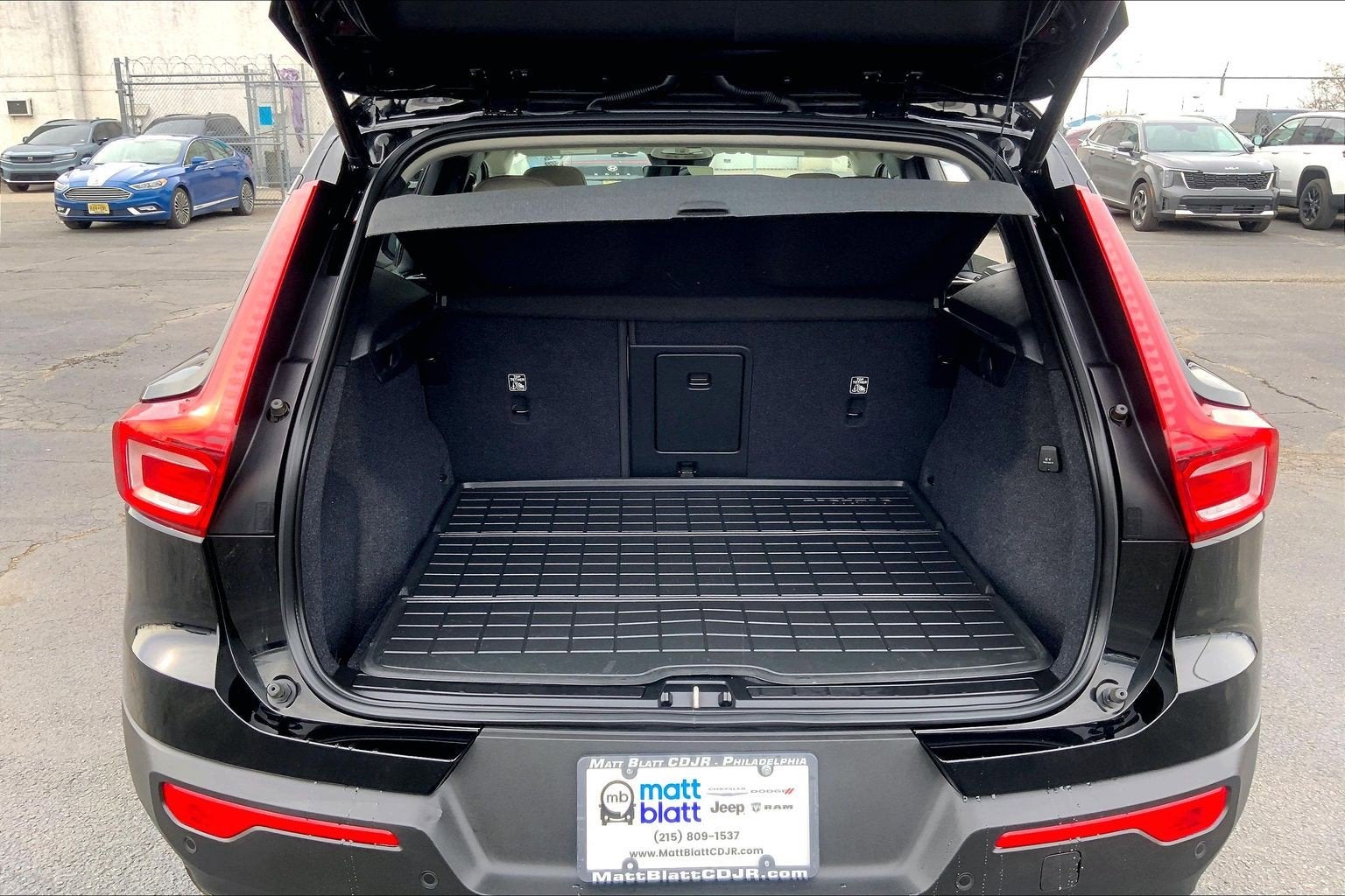 2023 Volvo XC40 B5 Plus Dark Theme