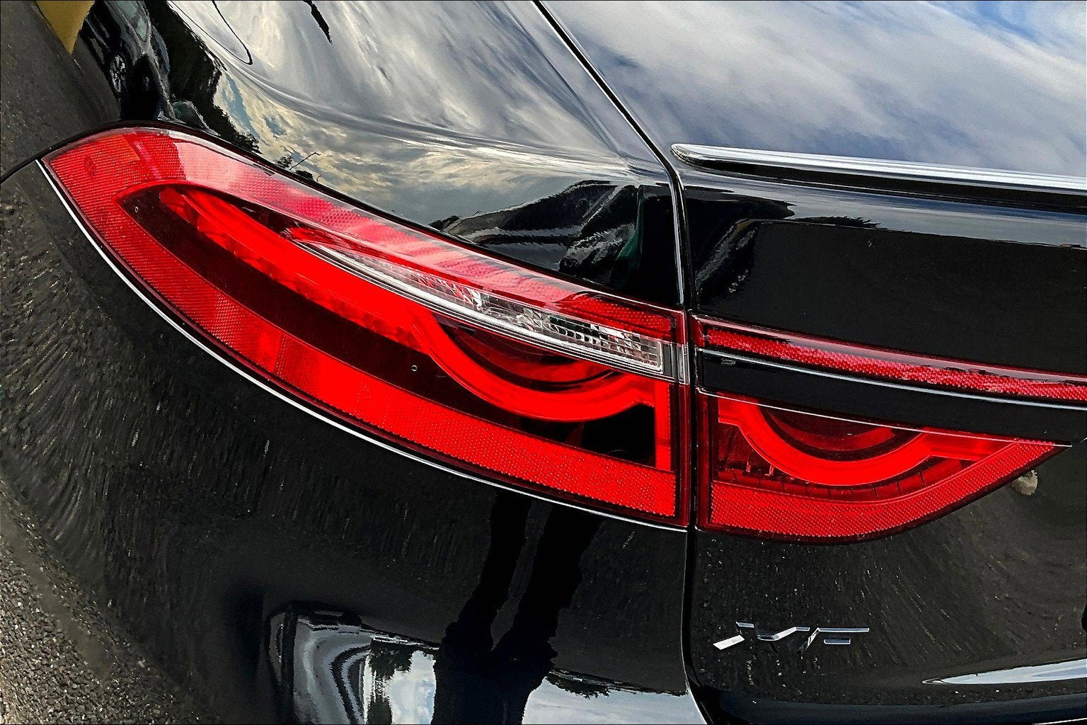 2022 Jaguar XF R-Dynamic SE