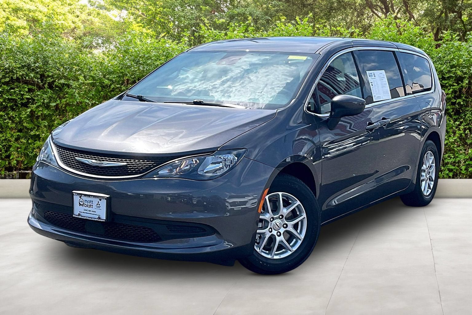 2023 Chrysler Voyager LX's photo