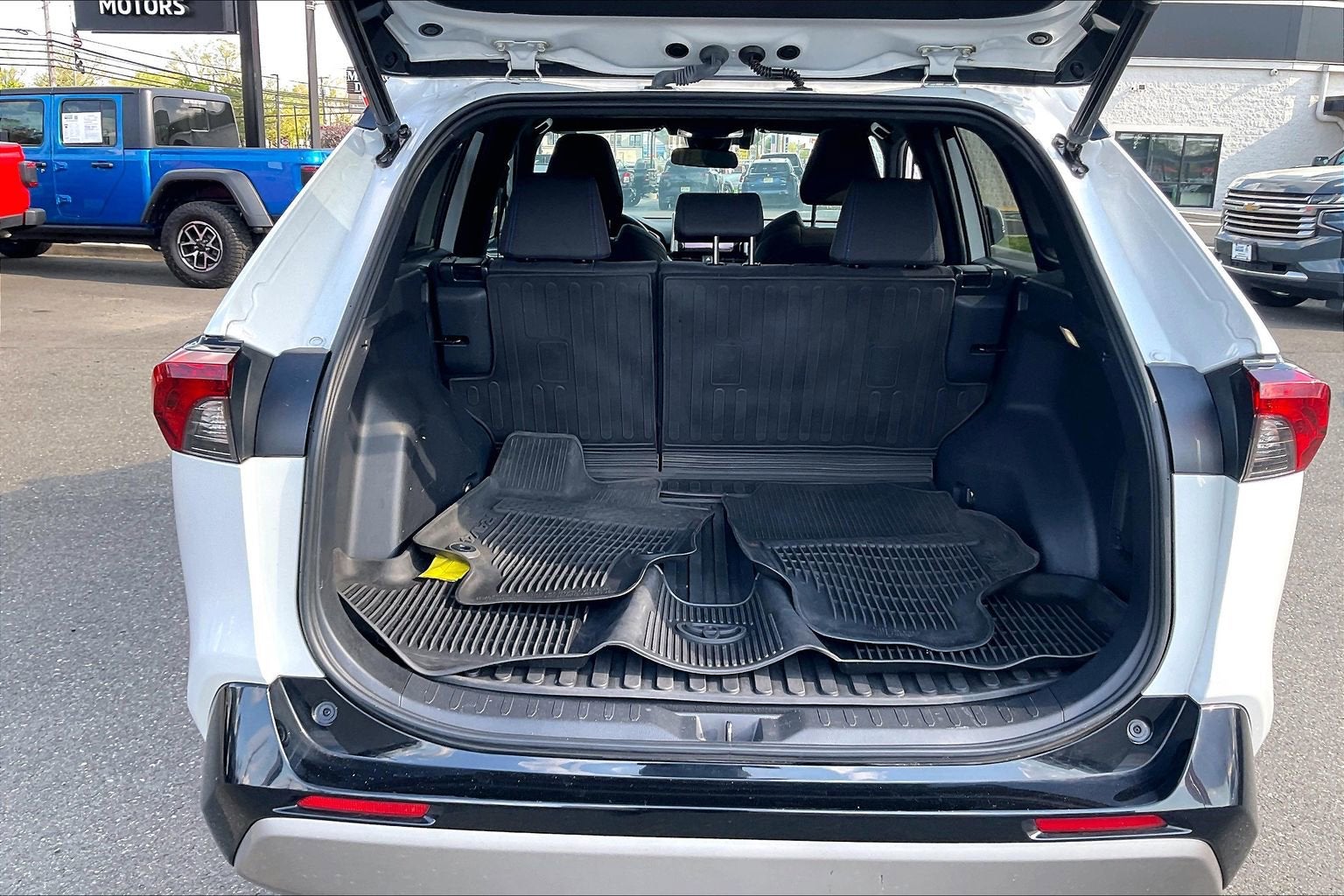 2023 Toyota RAV4 Hybrid SE
