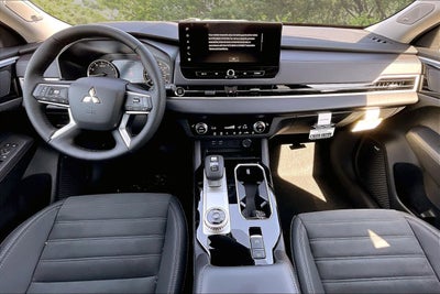 2026 Mitsubishi Outlander SE