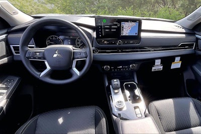 2026 Mitsubishi Outlander ES