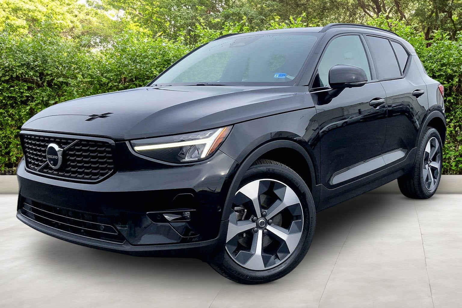 2023 Volvo XC40 B5 Plus Dark AWD's photo