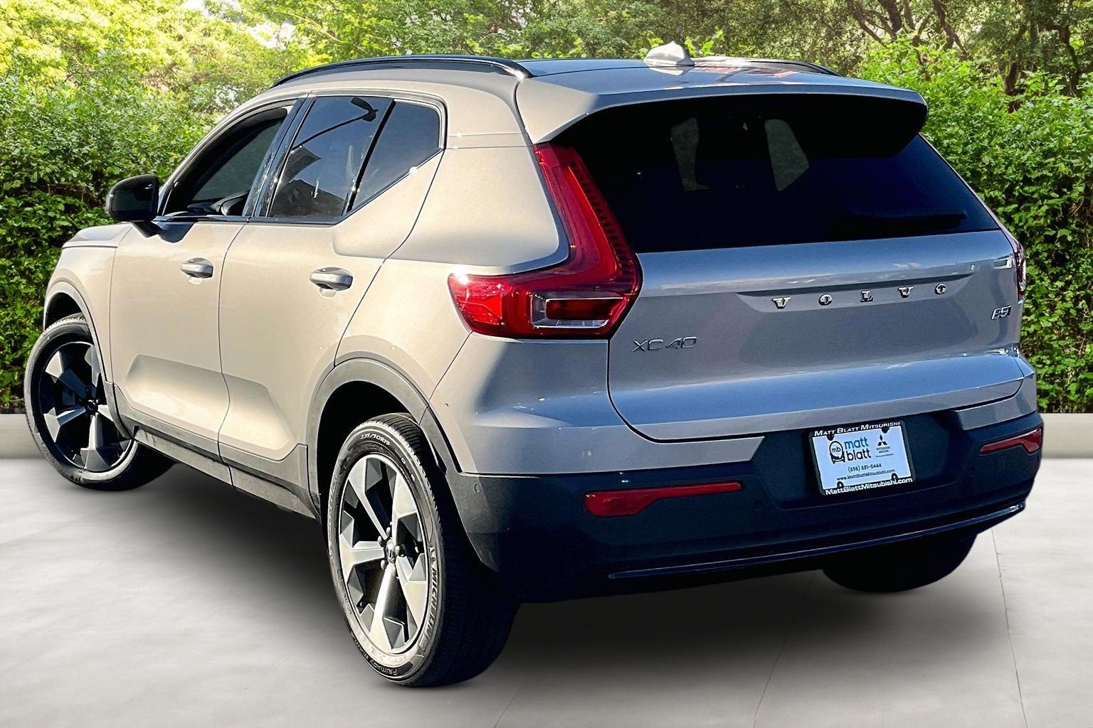 2023 Volvo XC40 Ultimate Dark Theme