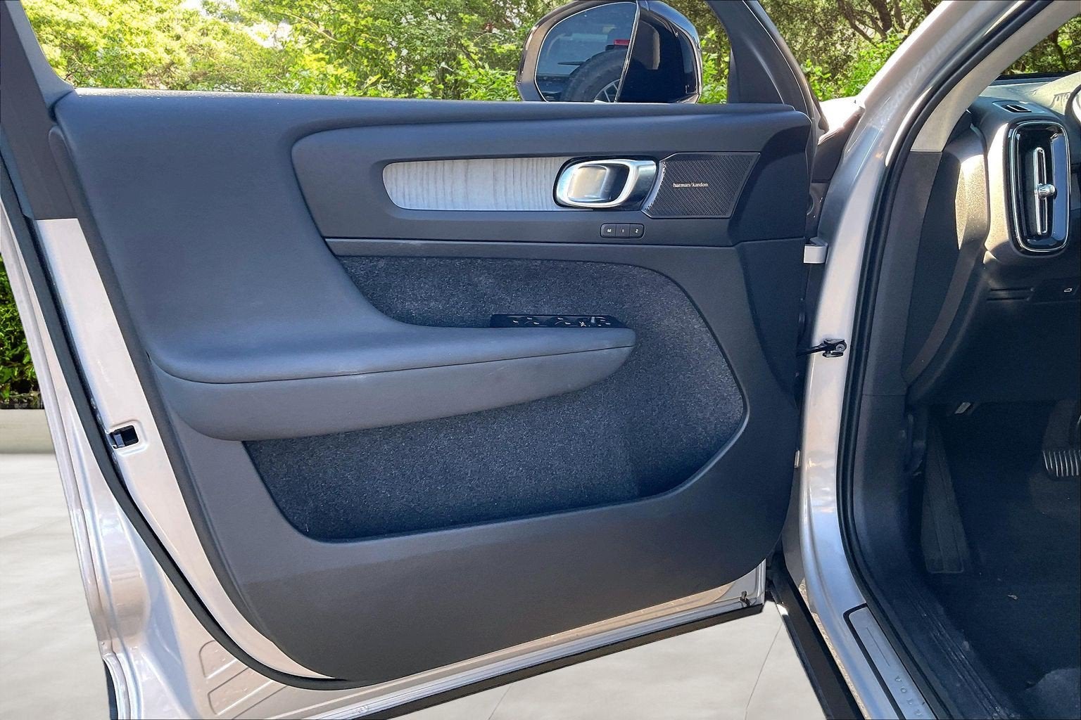 2023 Volvo XC40 Ultimate Dark Theme
